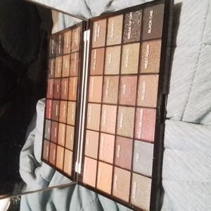 Eye shadow palette 24 never used